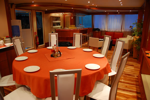 Queen of Galapagos -  Dining.jpg