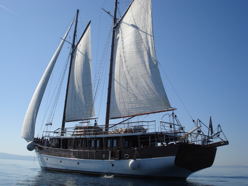 ROMANCA - Yacht.jpg