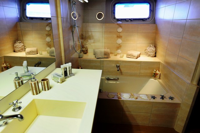 ROSPIYA -  VIP Bathroom.jpg