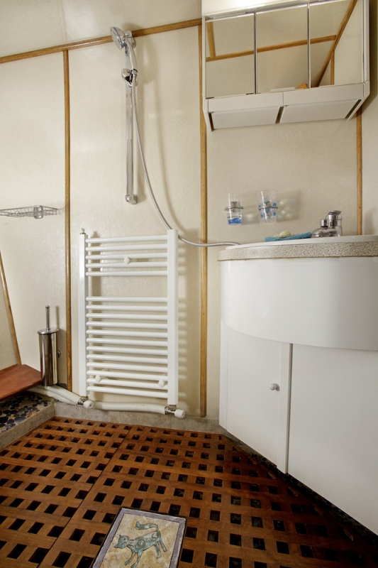 ROTA II yacht - bathroom.jpg