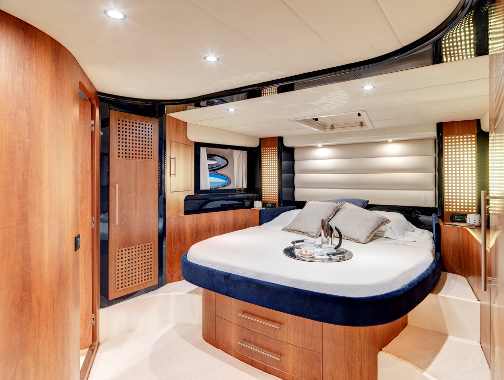 Riva 68 Yacht SPACE - Master cabin.jpg