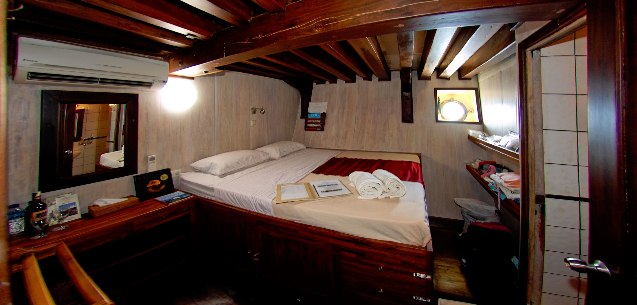 SEVEN SEAS - Double Cabin (6) Downstairs.jpg