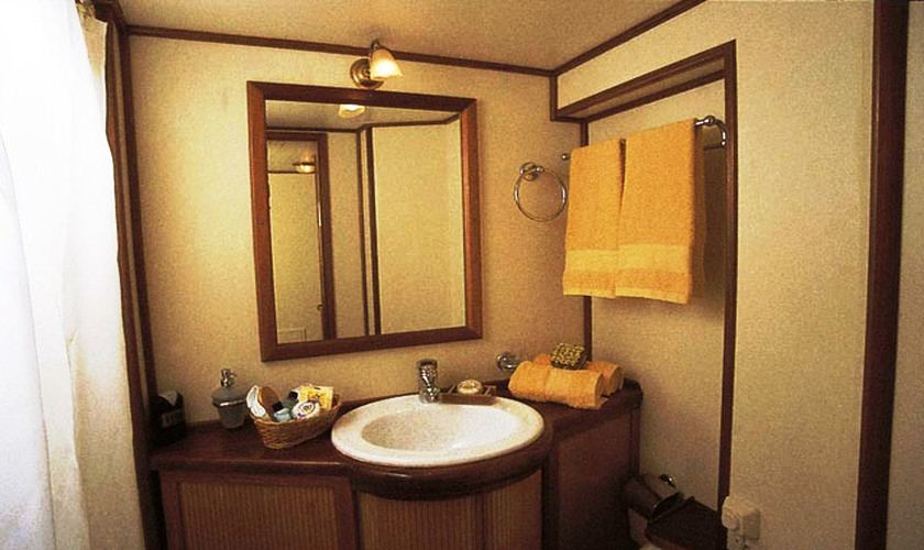 SIR WINSTON CHURCHILL -  Guest Ensuite.jpg