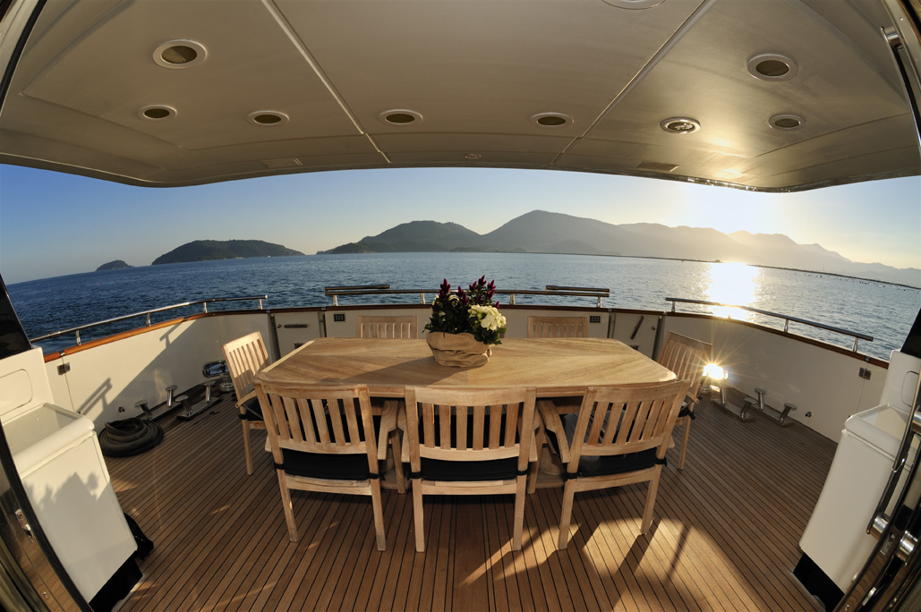SL100 ARIA -  Aft Deck Al Fresco Dining.jpg