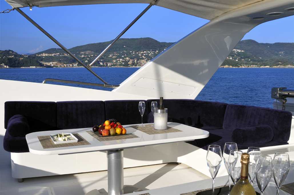 SL100 ARIA -  Flybridge Seating.jpg