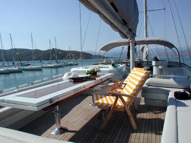 SUHEYLA SULTAN -  Flybridge Dining and Spa Pool.jpg