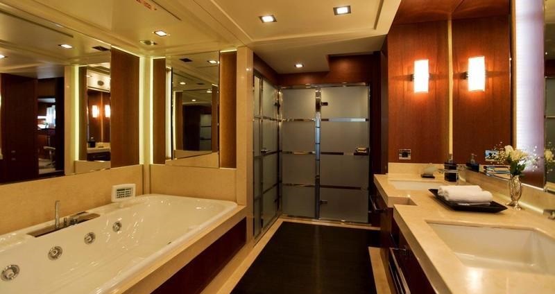 SUN KISS - Master ensuite.jpg