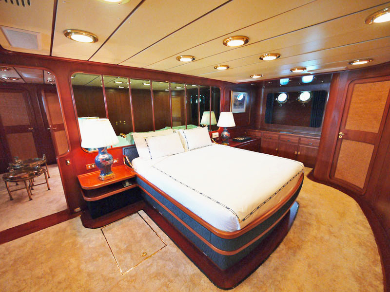 SY ANDROMEDA LA DEA - Master stateroom.jpg