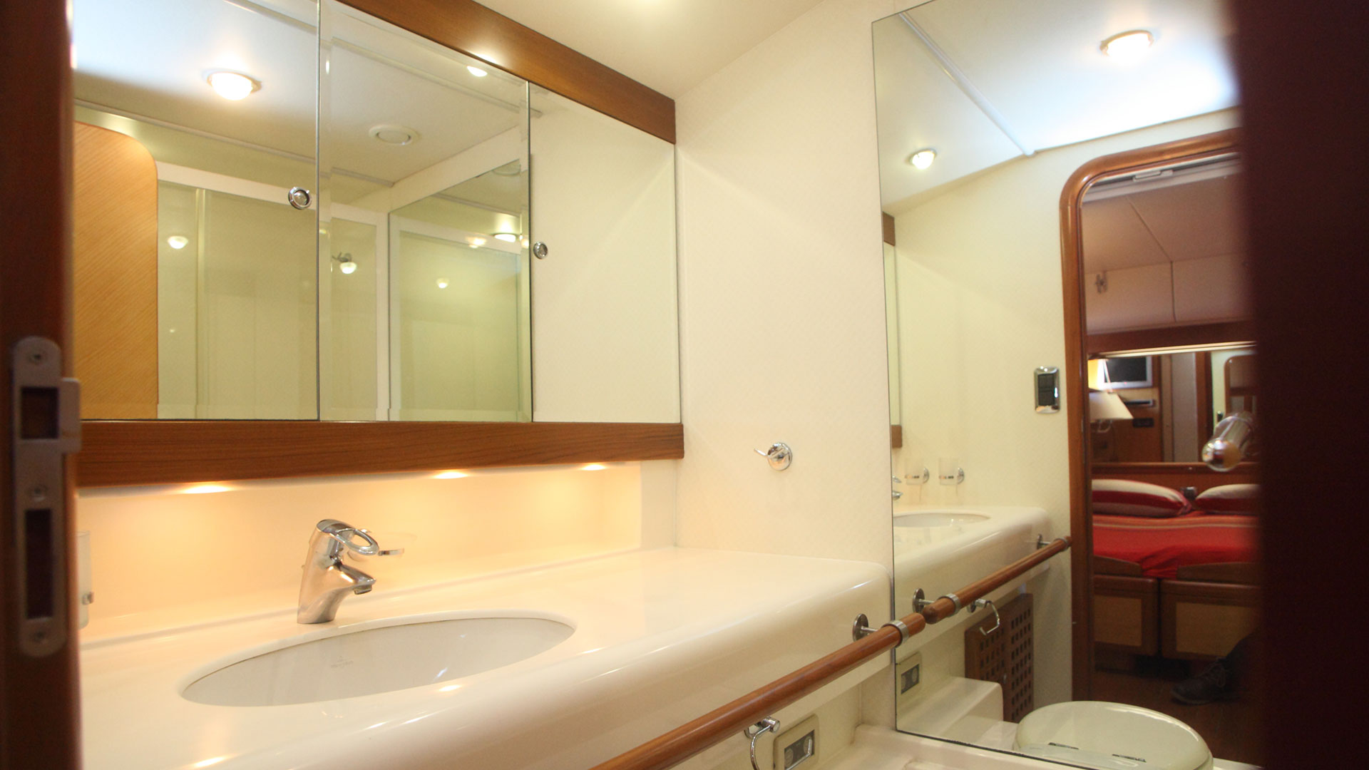 SY CENTURION - Guest ensuite.jpg