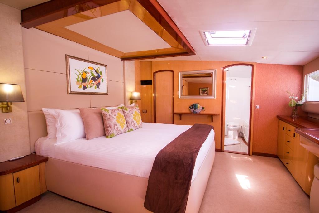 SY KINGS RANSOM - Master stateroom view to port.jpg