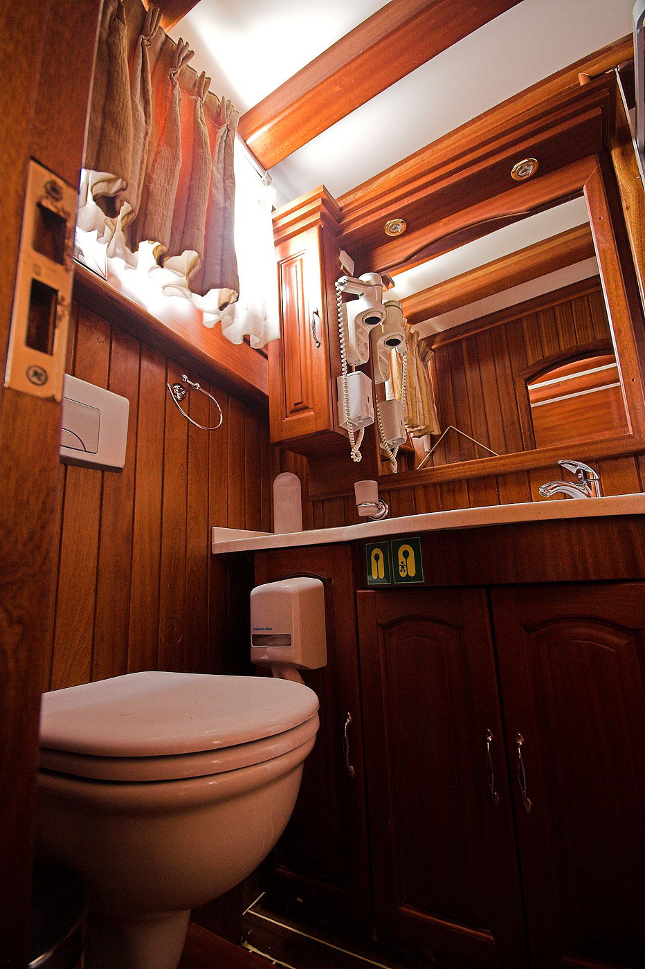 SY NOSTRA VITA - Ensuite.jpg