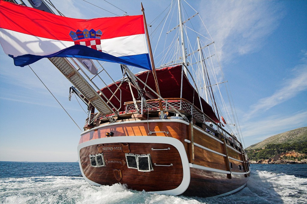 SY NOSTRA VITA - Stern view.jpg