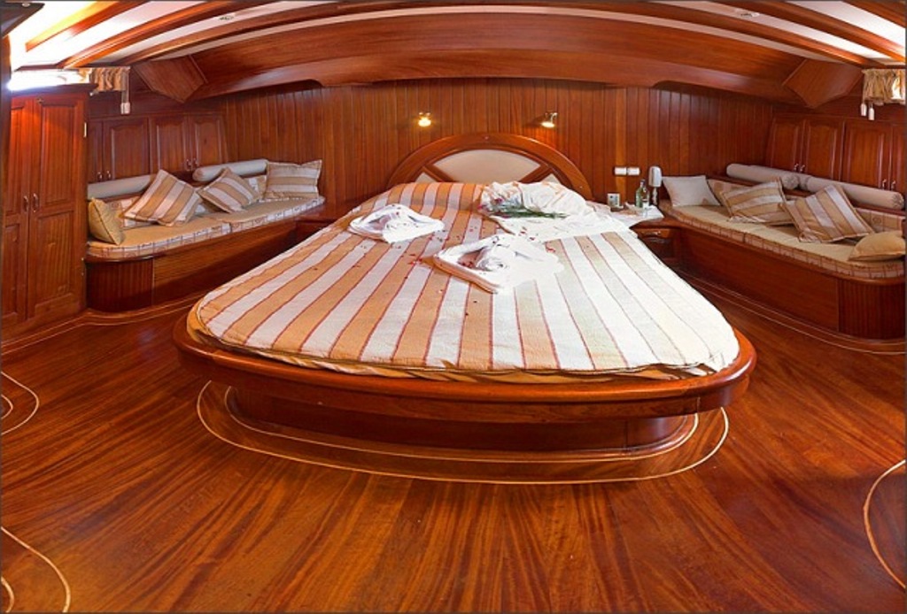 SY NOSTRA VITA - VIP cabin.jpg