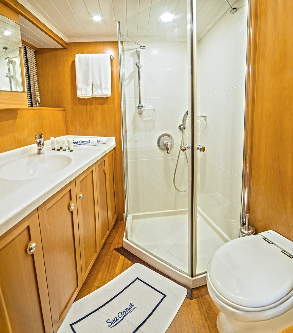 SY SEA COMET - Ensuite.jpg