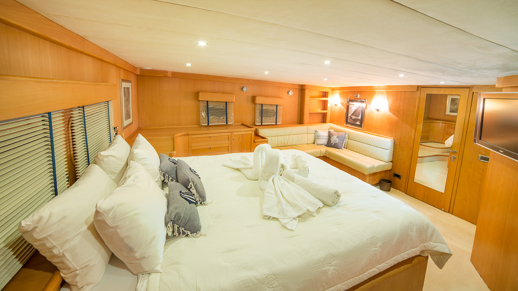 SY SEA COMET - Master cabin 2.jpg