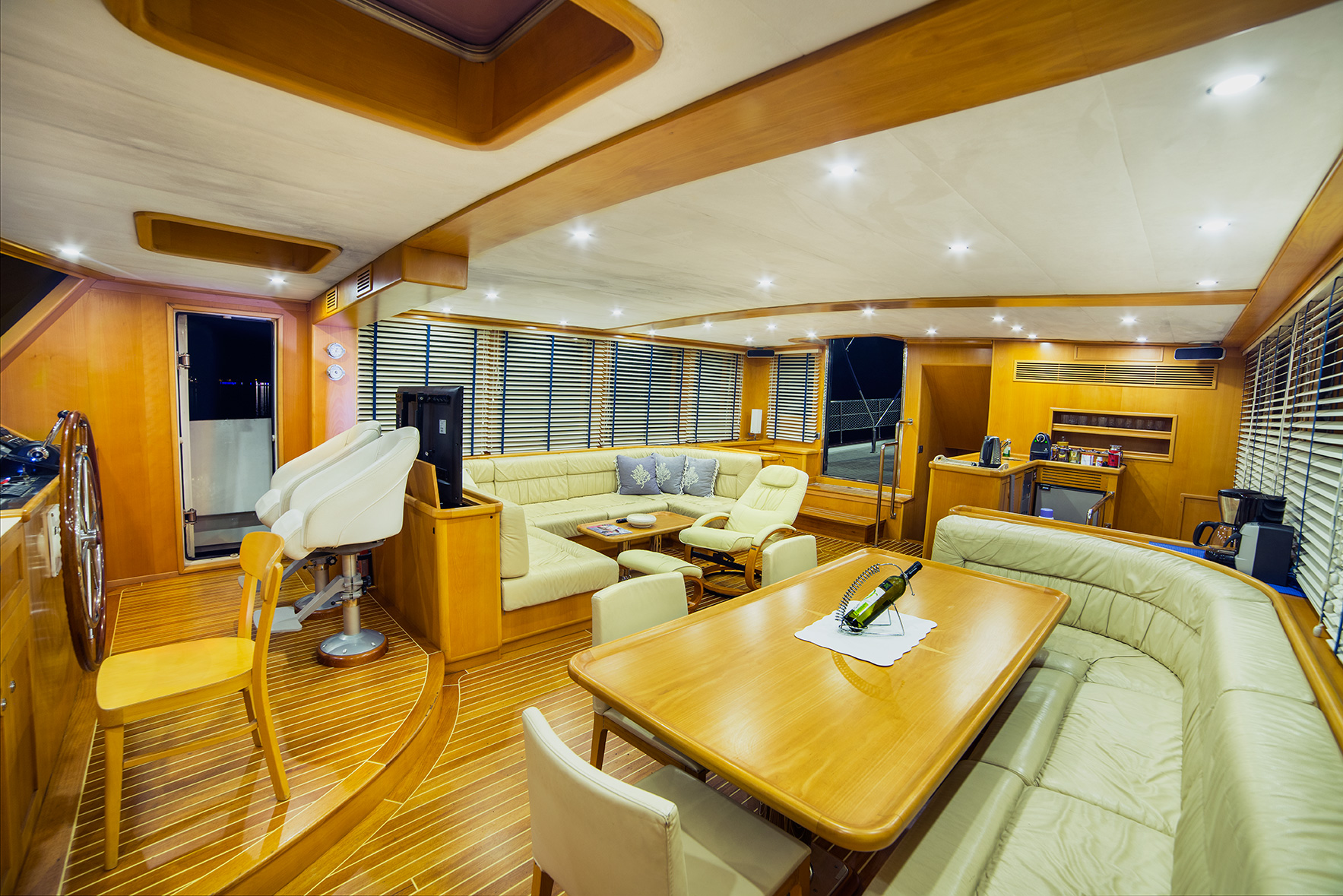 SY SEA COMET - Salon.jpg