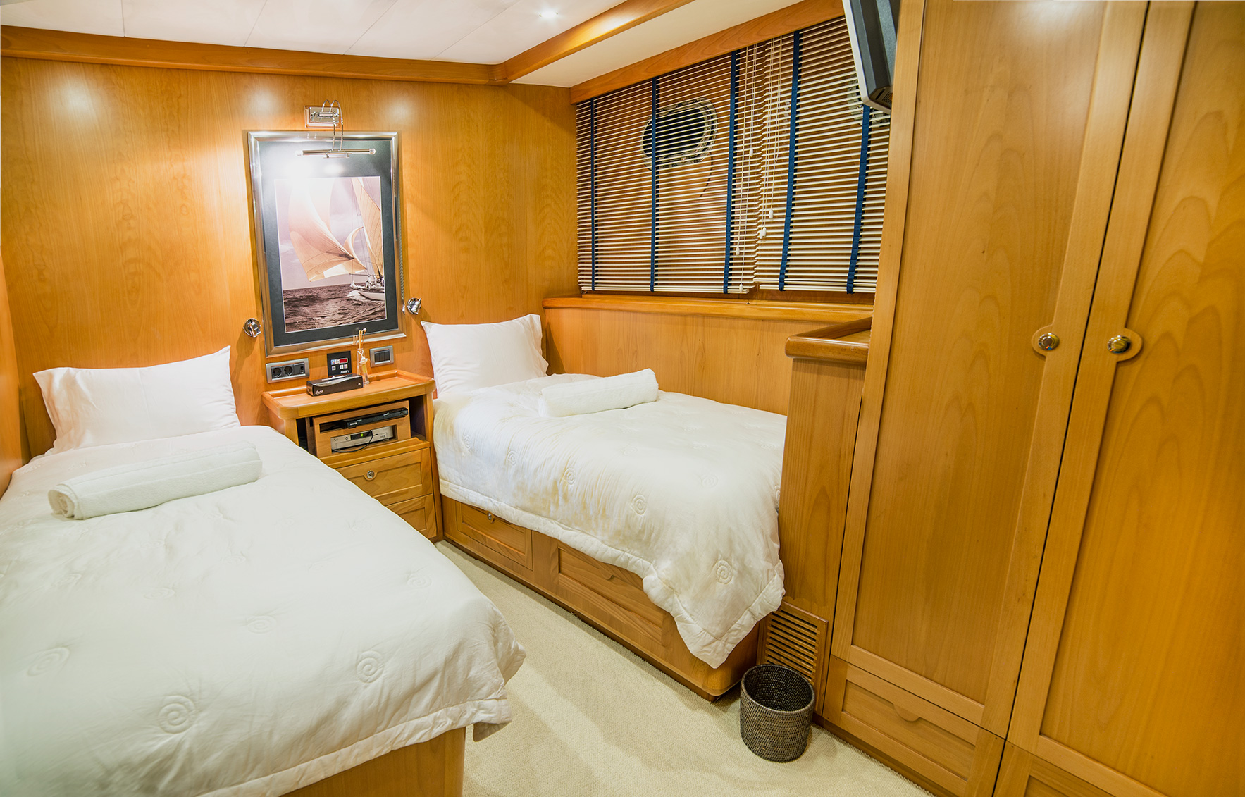 SY SEA COMET - Twin cabin.jpg