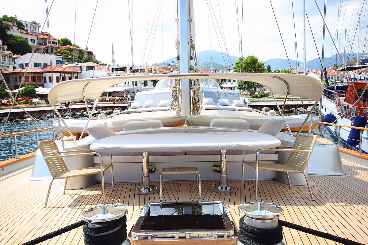 SY SILVER MOON - Alfresco dining forward.jpg