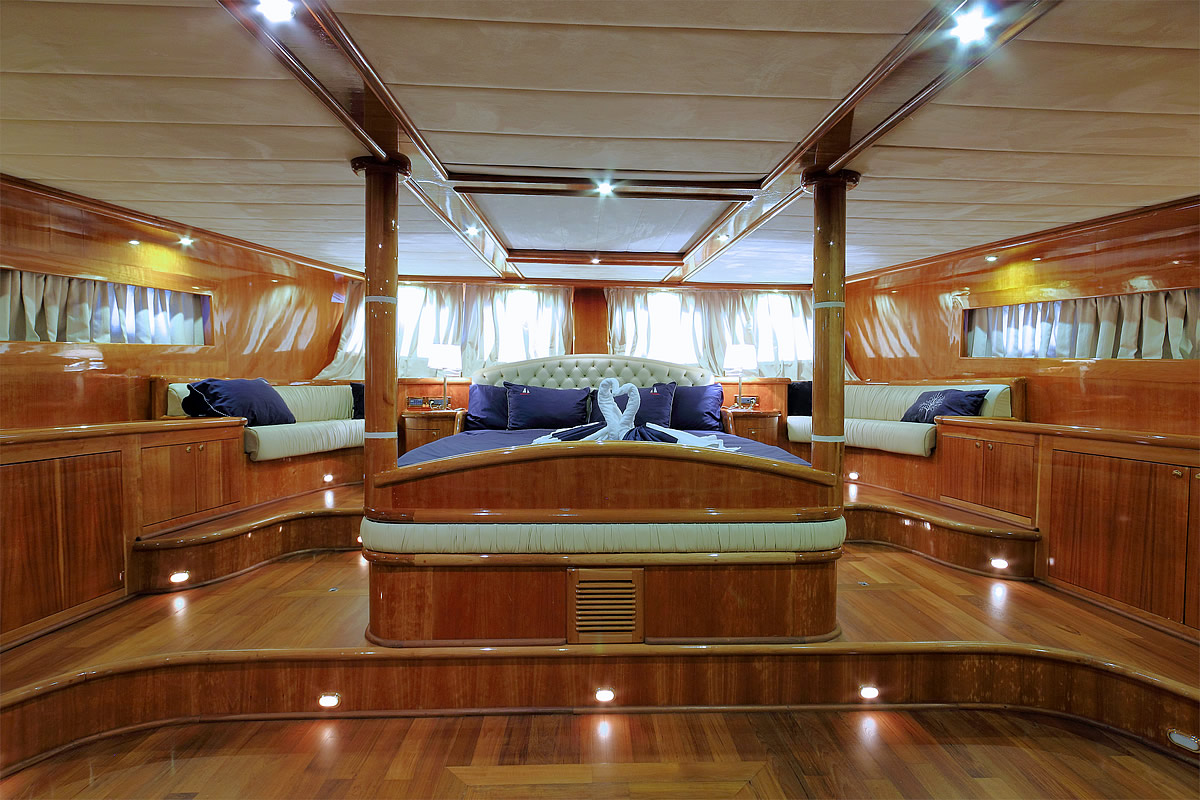 SY SILVER MOON - Master cabin.jpg