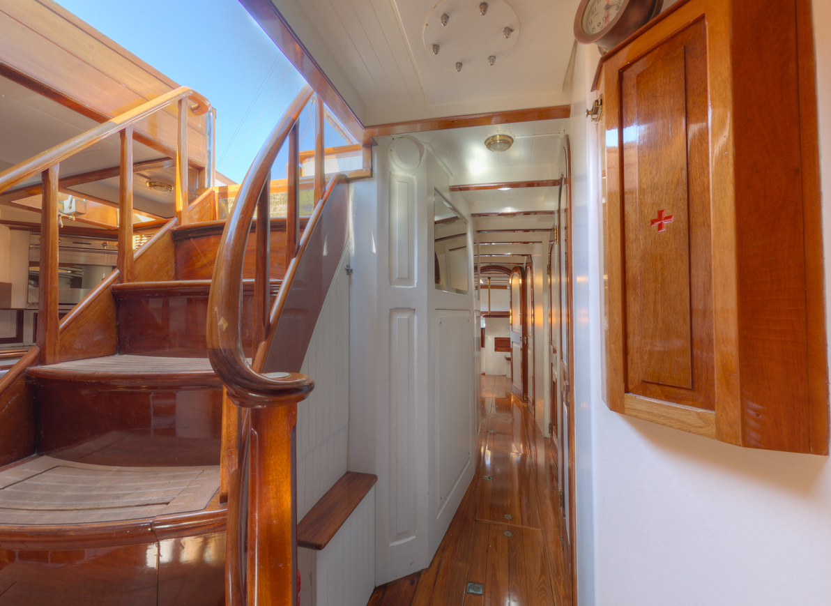 SY WHITEFIN - Companionway.jpg
