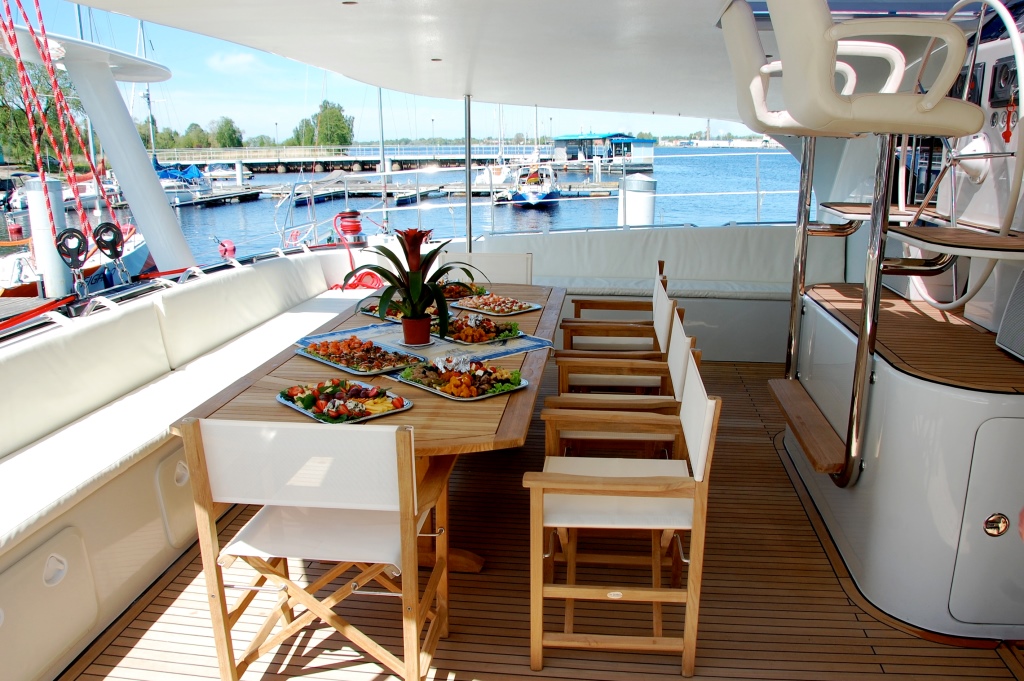SY WILD CAT - Alfresco dining.jpg