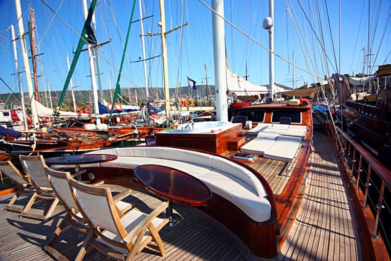 Sagapo - Bow Deck.jpg