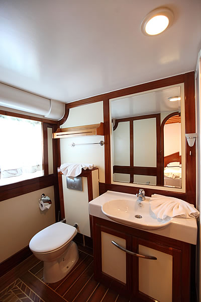 Sail Yacht ANGELO II -  Guest Ensuite 3.jpg