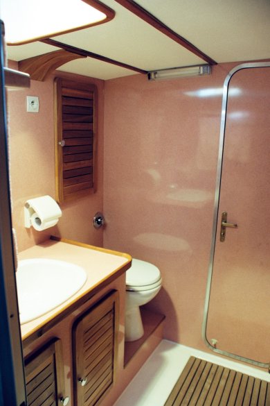 Sail Yacht JAIPUR -  Bathroom.jpg