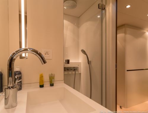 Sail Yacht LEO -  Guest Ensuite.jpg