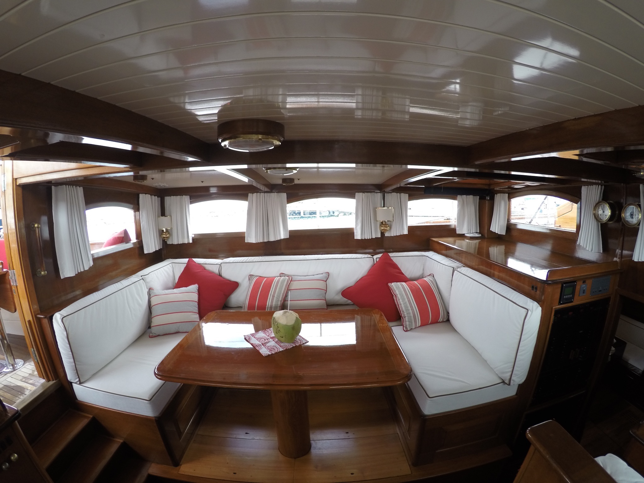 Sail Yacht NORTHERN STAR - Salon Couch.jpg