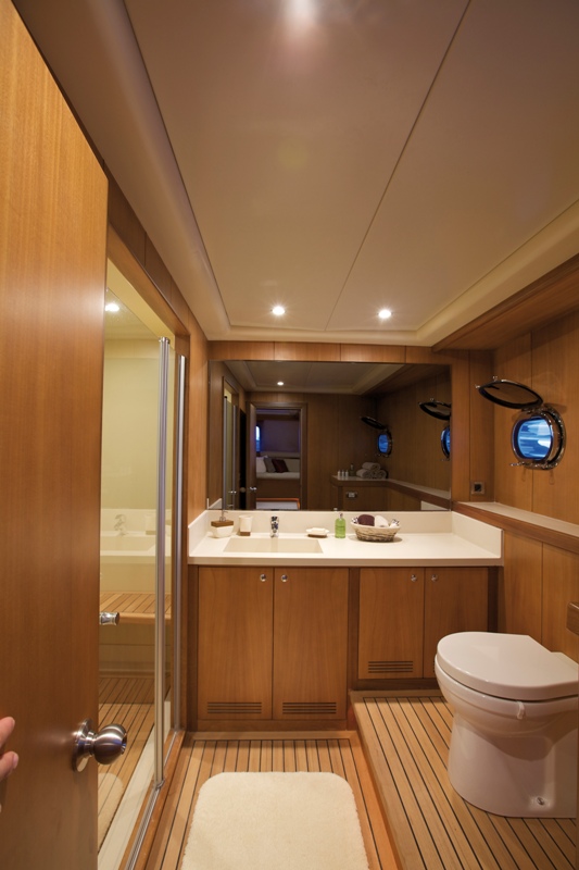 Sail yacht MISS B - Ensuite 2.jpg