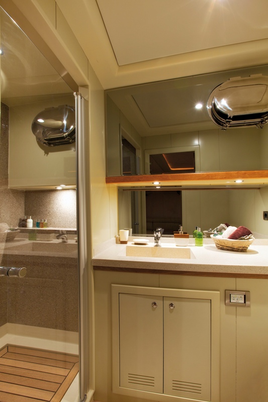 Sail yacht MISS B - Ensuite.jpg