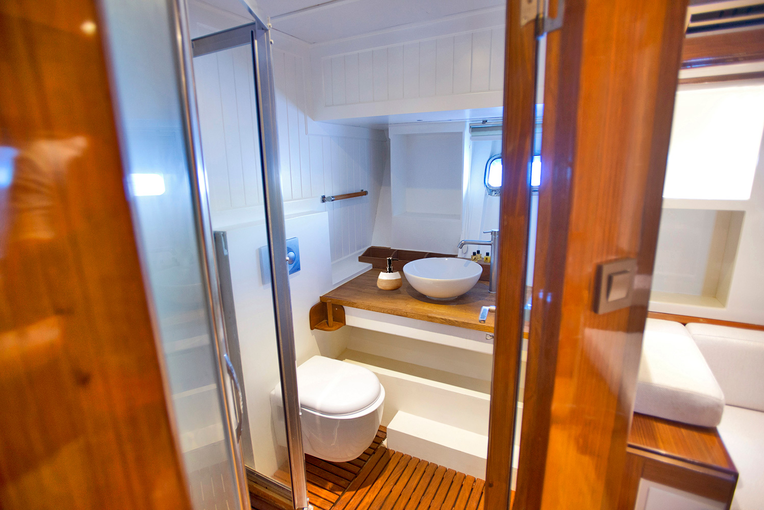 Sailing Gulet MASKE 2 - Ensuite 2.jpg