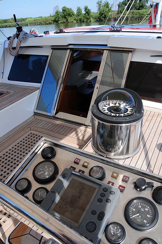 Sailing Yacht Myosotis -  Instruments.jpg