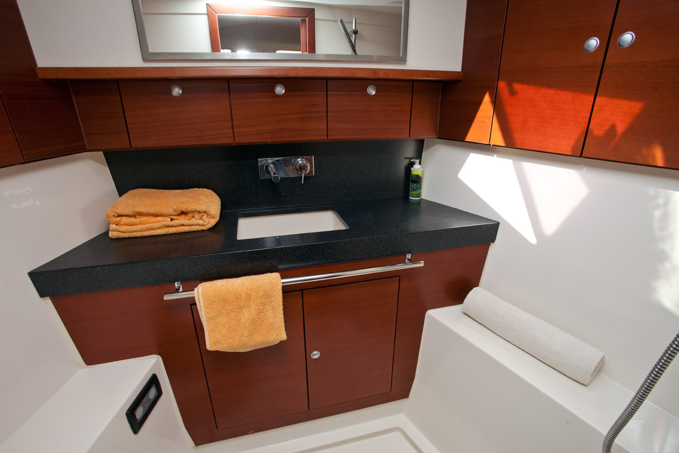 Sailing yacht MODUS VIVENDI -  Master Ensuite.jpg