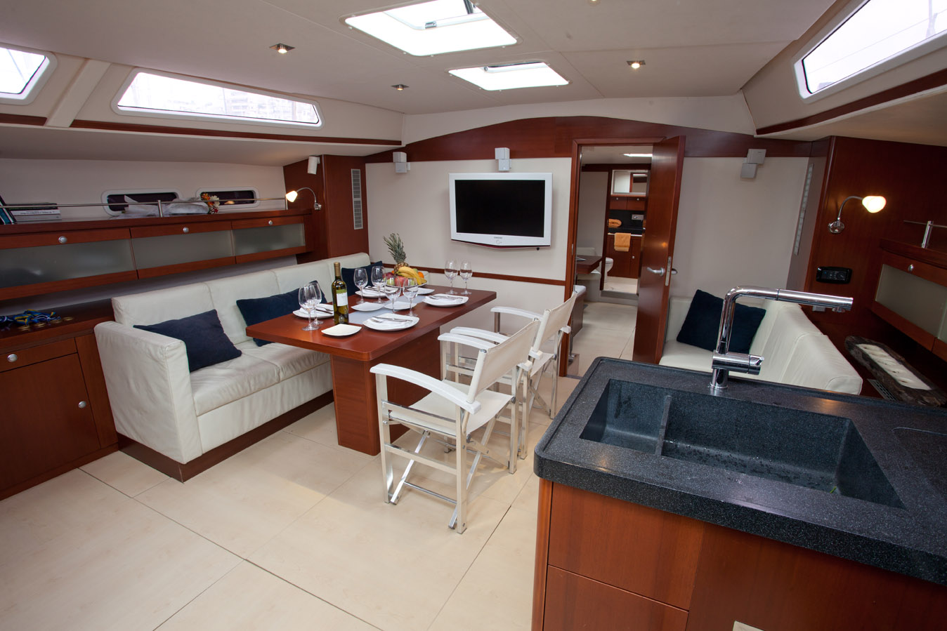 Sailing yacht MODUS VIVENDI -  Salon.jpg