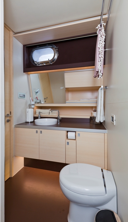 Sailing yacht Merlin -  Bathroom.jpg