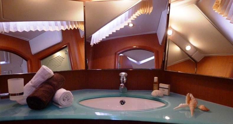 Sailing yacht POINT 02 -  Guest Ensuite 2.jpg