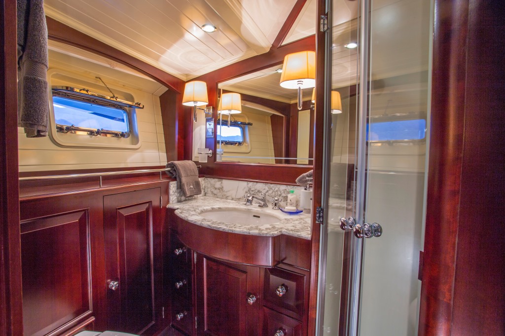 Sailing yacht SAVARONA - Ensuite.jpg