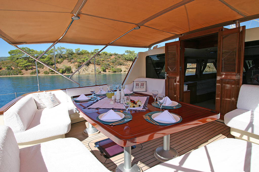Sailing yacht TANGO CHARLIE - Aft Deck.jpg