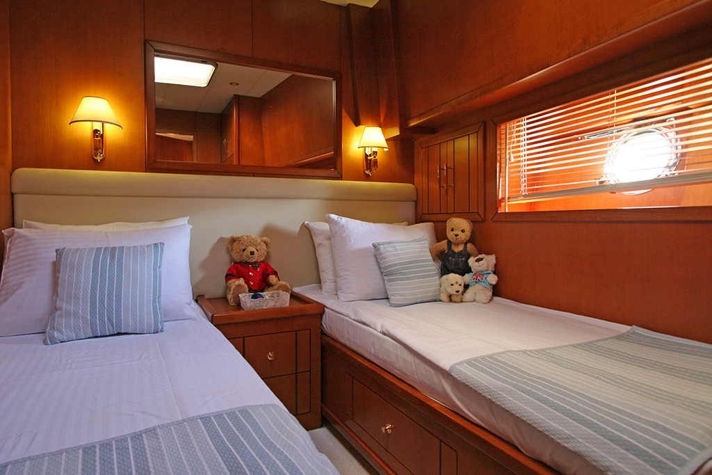 Sailing yacht TANGO CHARLIE - Twin Cabin.jpg