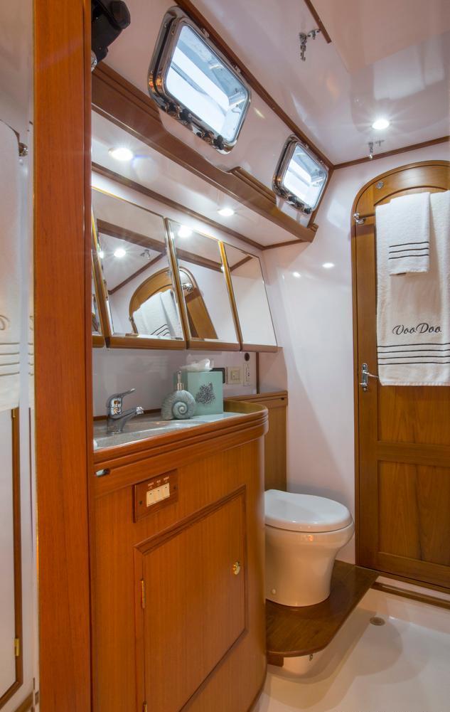 Sailing yacht VOO DOO -  Guest Ensuite.jpg