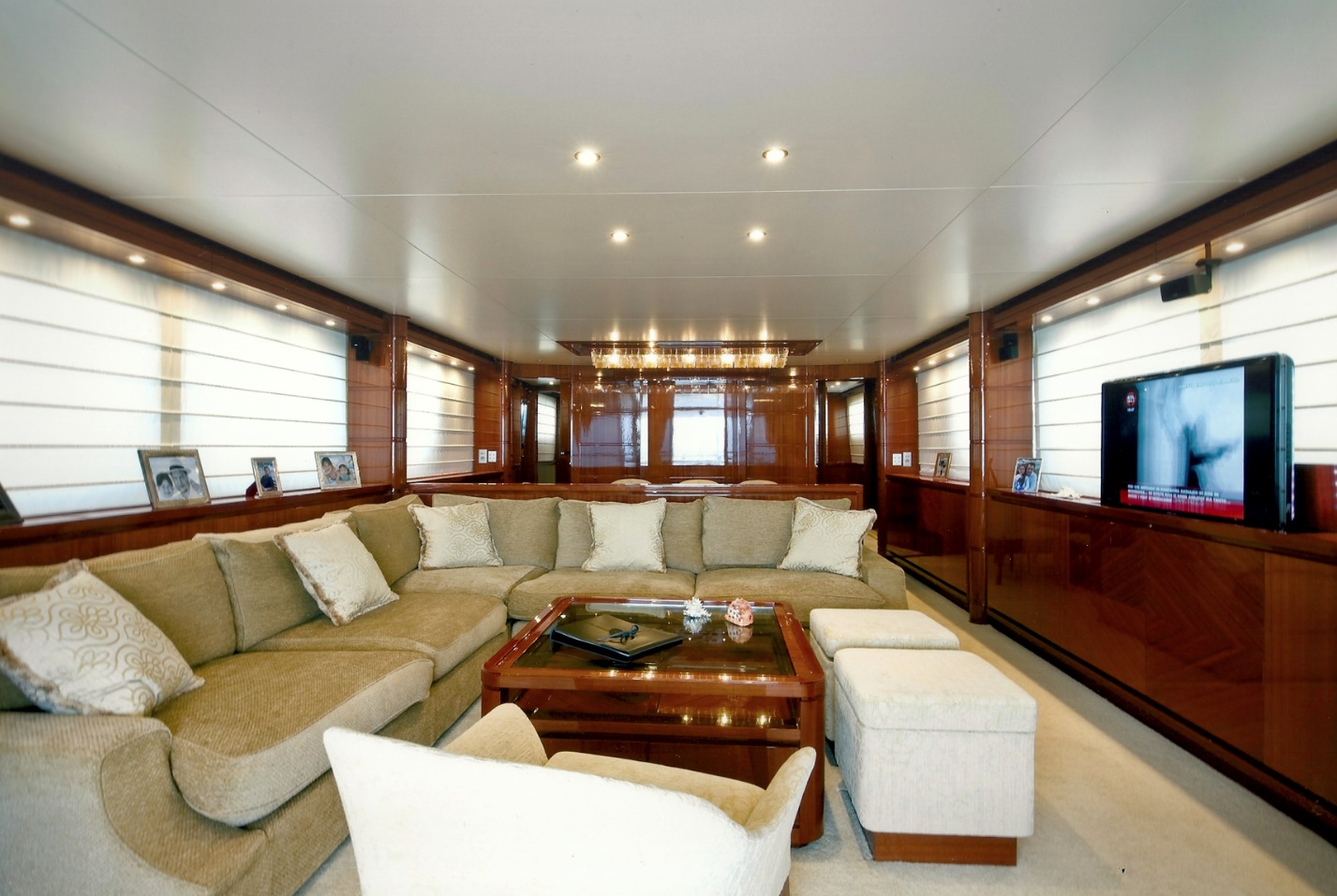 San Lorenzo Yacht GPS -  Salon.jpg