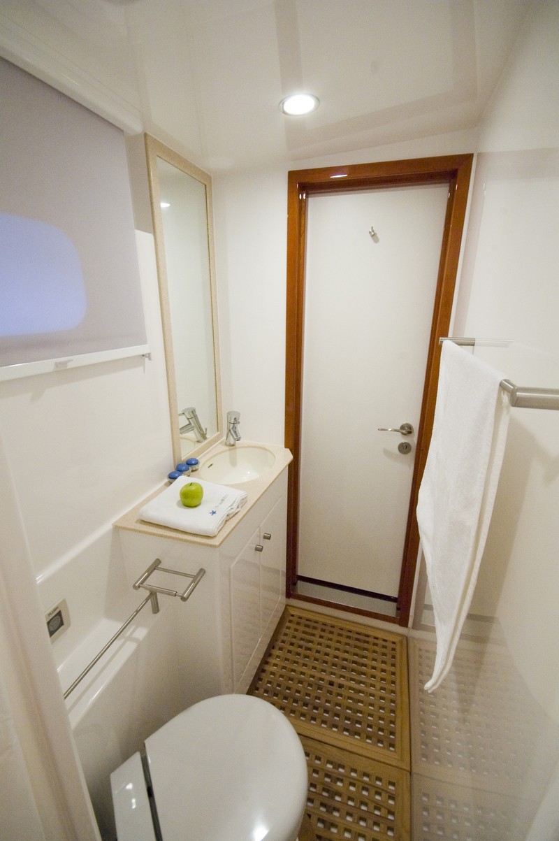 Sunreef 62 BLAZE II  -  Guest Ensuite.jpg
