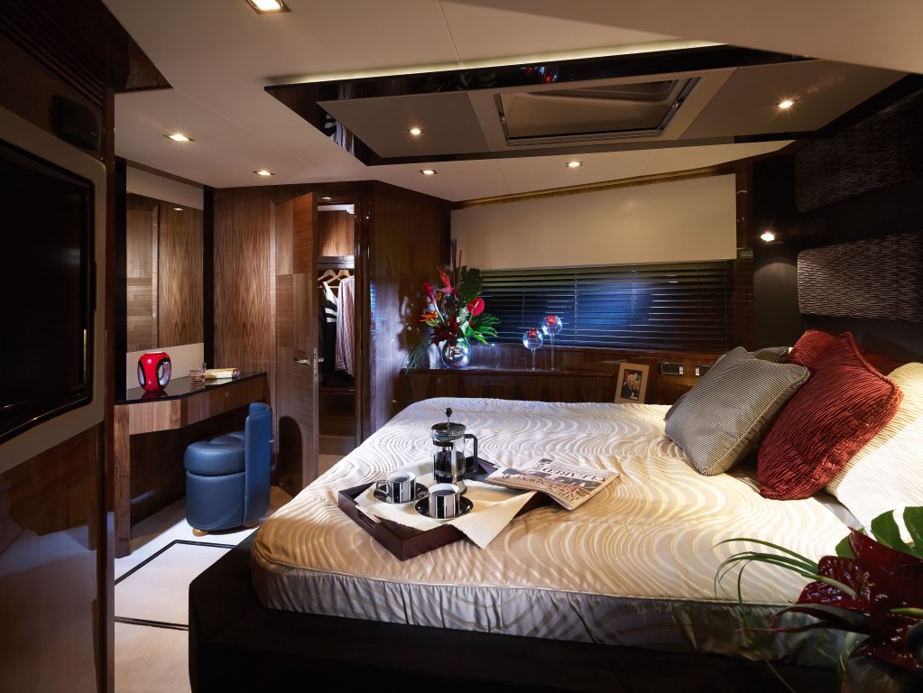 Sunseeker Predator 84 ALVIUM - VIP Cabin.jpg