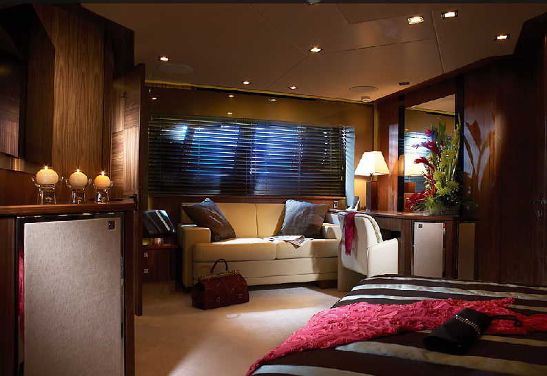 Sunseeker Predator 92 Sport - Another view of the owners steteroom .png