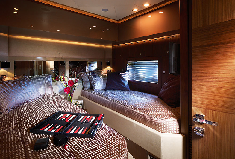 Sunseeker Predator 92 Sport Twin Guest Cabin.png