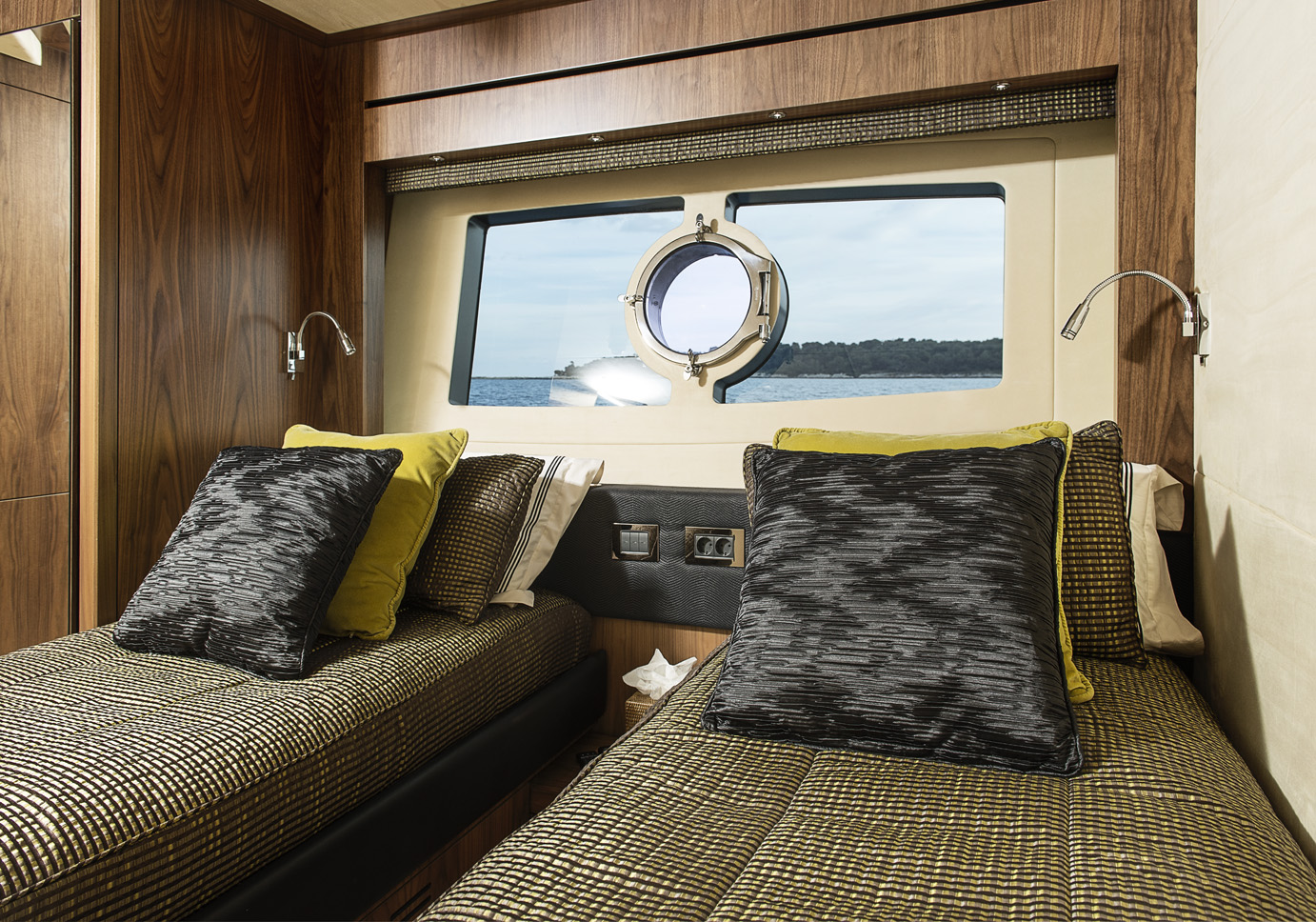Sunseeker TWENTY EIGHT - Twin cabin.jpg