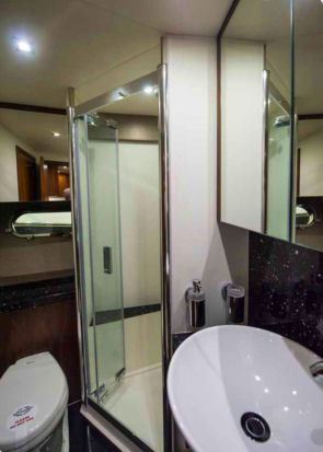 Sunseeker Yacht FAB 2 -  Guest Ensuite.jpg