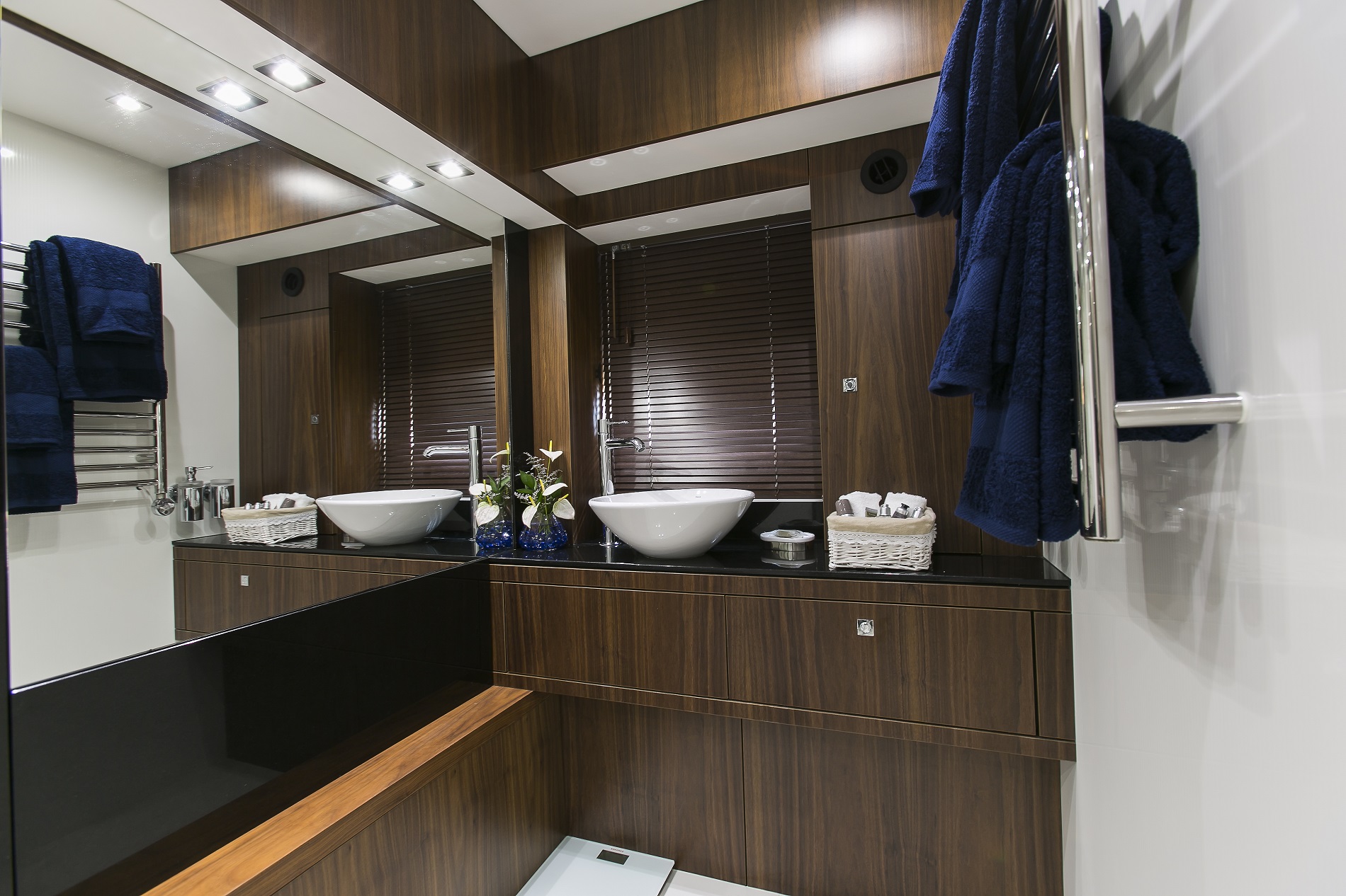 Sunseeker yacht 73M - Ensuite.jpg